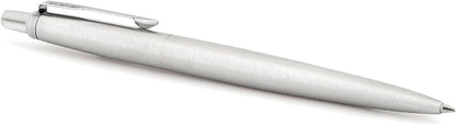 Paker silver luxury pen ergonomically designed for comfort, ensuring a firm yet comfortable grip